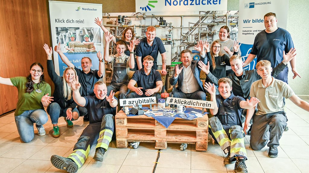 Die Moderatoren und Macher des Azubi-Talks der Zuckerfabrik freuen sich mit Minister Sven Schulze über eine gelungene Live-Sendung.