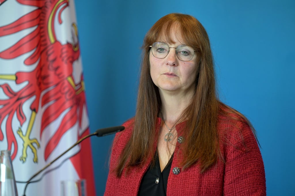 Die SPD-Politikerin Katrin Lange gibt nach tagelangem Streit um die Entlassung des Verfassungsschutzchefs in Brandenburg ihr Amt als Innenministerin auf.