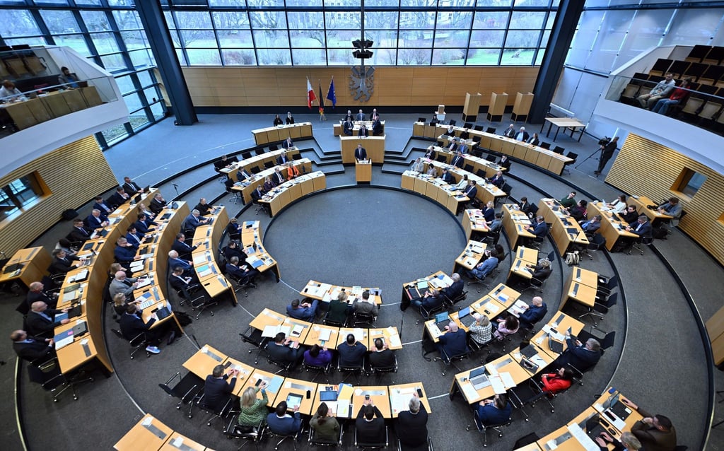 Im Thüringer Landtag diskutierten die Abgeordneten über einen Antrag der Linke-Fraktion für ein AfD-Verbotsverfahren. (Archivbild)