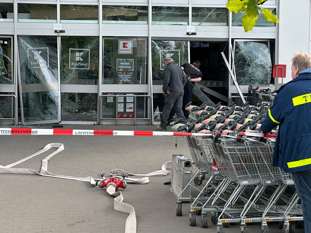 Ein Geldautomat wurde in der Weißenfelser Straße in Naumburg in einem Shoppingcenter beschädigt.