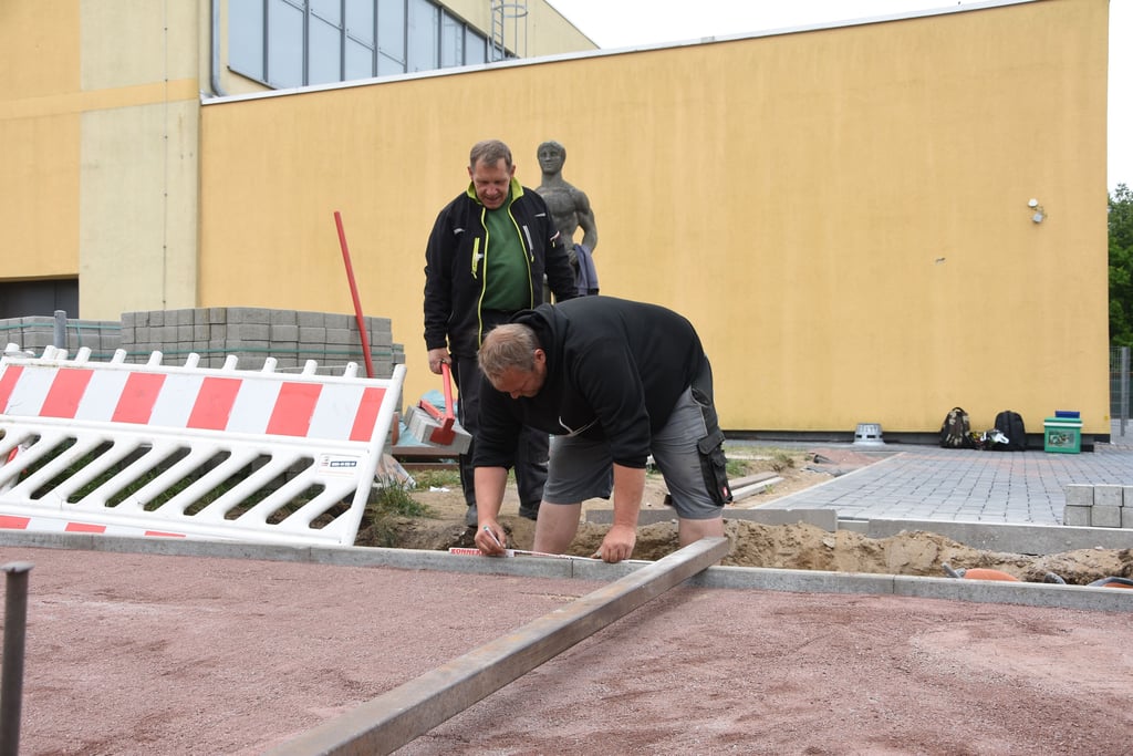 Auch am Freitag wurde vor der Kalbenser Turnhalle fleißig gearbeitet.