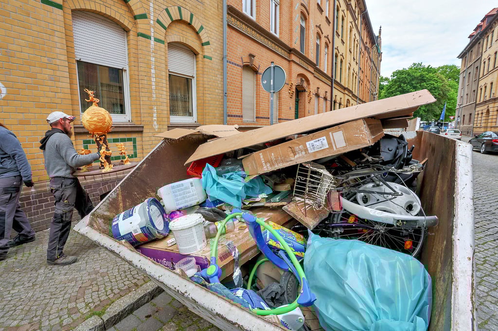 Beim Aufräumen in der Waltherstraße hat der Räumungstrupp mehrere Container mit Sperrmüll und sonstigem Unrat gefüllt.