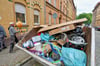 Beim Aufräumen in der Waltherstraße hat der Räumungstrupp mehrere Container mit Sperrmüll und sonstigem Unrat gefüllt. 