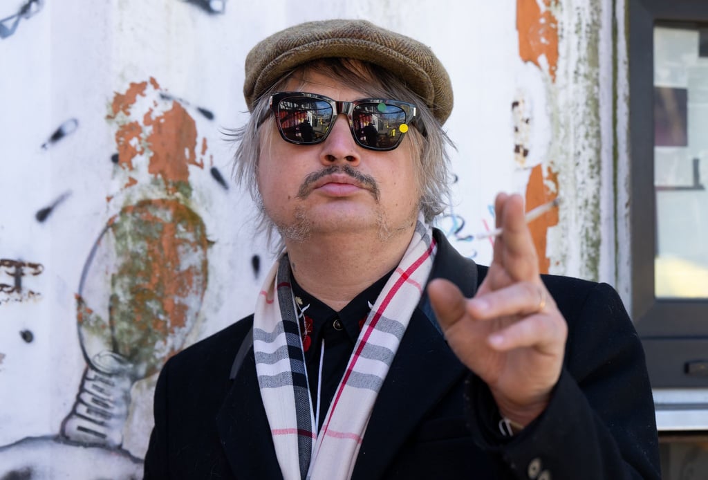Dass Pete Doherty seine wilden Jahre mit Skandalen und Drogen-Abstürzen überlebt hat, wundert ihn selbst wohl am meisten. Und das feiert er nun.