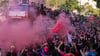 Barcelonas Spieler werden bei der Parade von ihren Fans bejubelt.