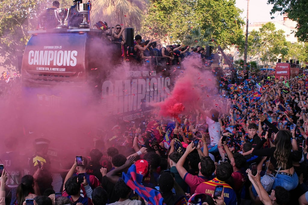 Barcelonas Spieler werden bei der Parade von ihren Fans bejubelt.