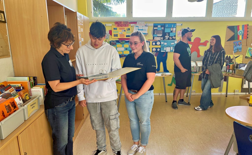 Schulleiterin Andrea Bunda (l.) und Lehrerin Luisa Just lassen sich von Schüler Cederic Kolbe die Arbeit in der Lernwerkstatt erläutern.