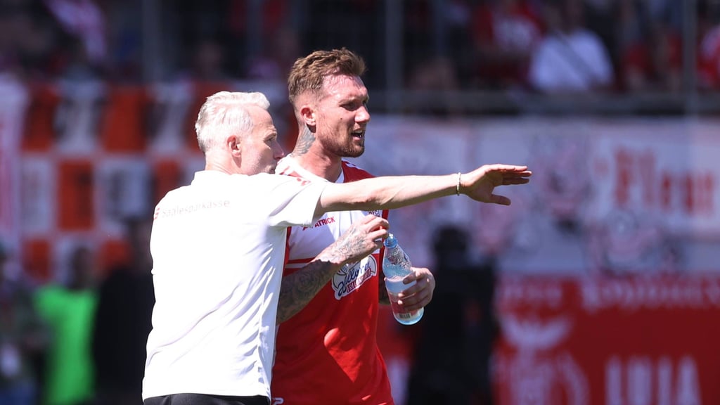 Der HFC um Trainer Mark Zimmermann und Jan Löhmannsröben sind im Meisterrennen auf Schützenhilfe angewiesen.