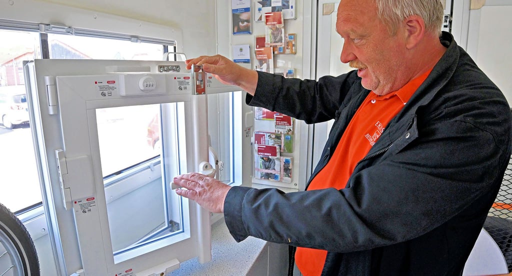Wie man Fenster schützen kann? Kriminalhauptmeister Fred Brehmeier, der mit dem Kripo-Präventionsmobil in Hoym ist, weiß es.
