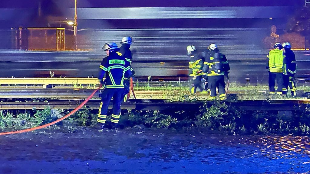 Die Freiwillige Feuerwehr Stendal rückte am Donnerstagabend, 15. Mai 2025, an den Stendaler Bahnhof aus.