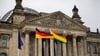 Am Internationalen Tag gegen Homo-, Bi-, Inter- und Transphobie am 17. Mai wird die Regenbogenflagge wieder auf dem Reichstagsgebäude zu sehen sein. (Archivbild)