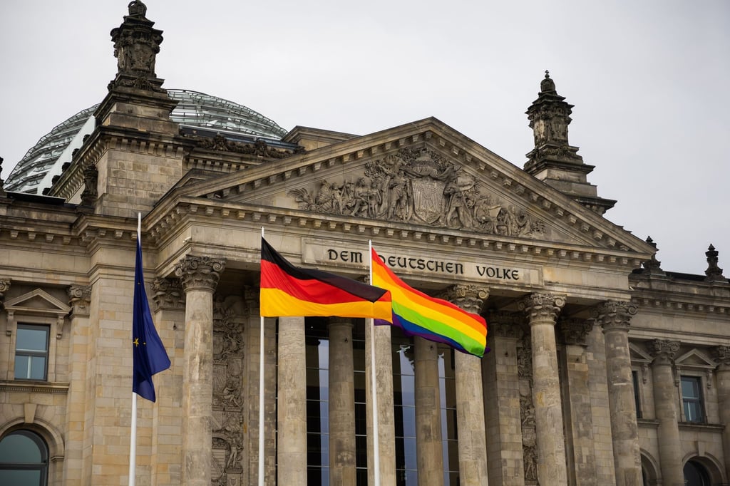 Am Internationalen Tag gegen Homo-, Bi-, Inter- und Transphobie am 17. Mai wird die Regenbogenflagge wieder auf dem Reichstagsgebäude zu sehen sein. (Archivbild)