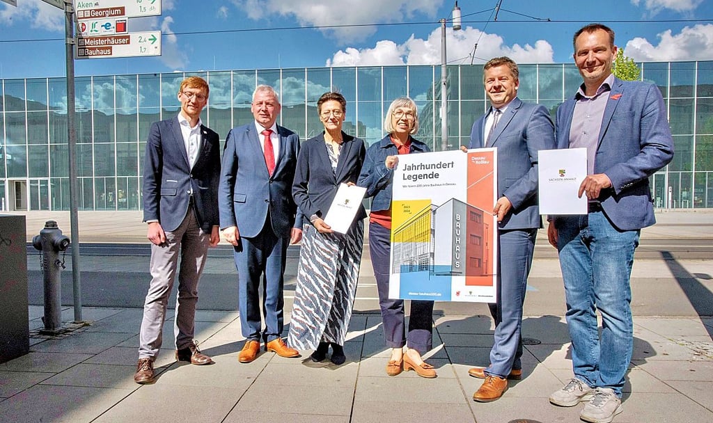 Sven Schulze (2.v.r.) hat Fördermittel mitgebracht.