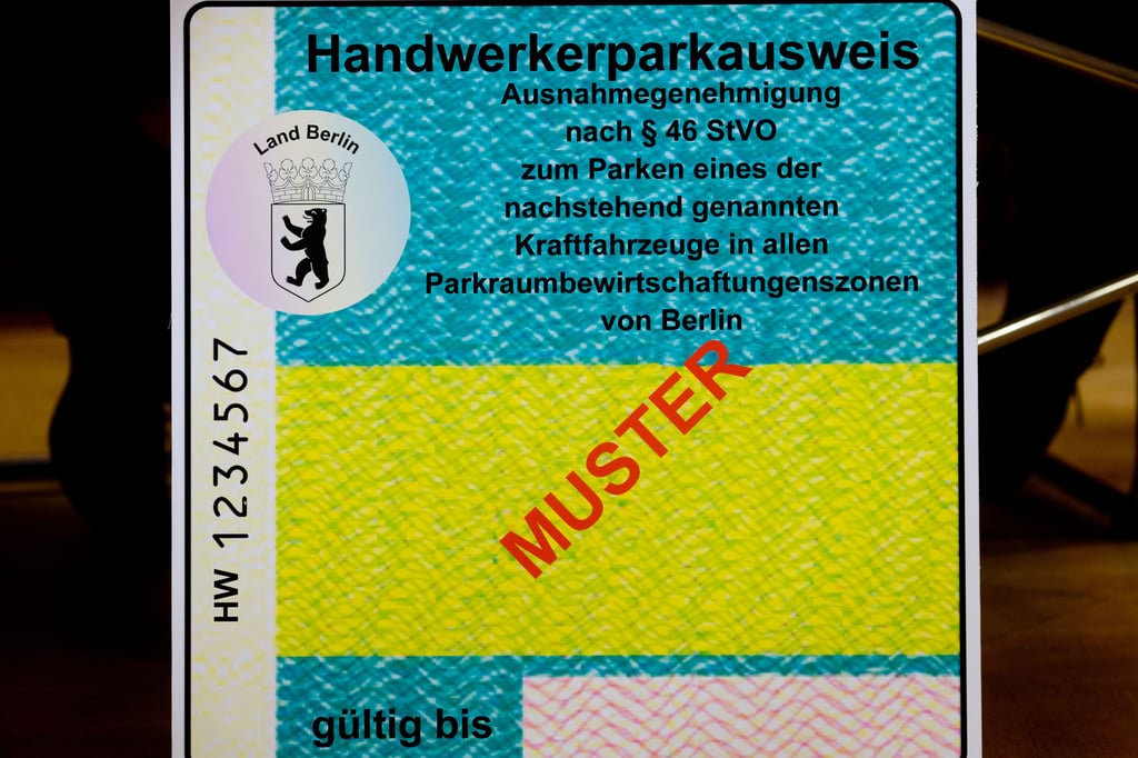 Ein überdimensionales Muster eines Handwerkerparkausweises wurde im Jahr 2012 in Berlin vorgestellt. Seitdem gibt es ihn in der Bundeshauptstadt. In Magdeburg gibt es Bedenken.
