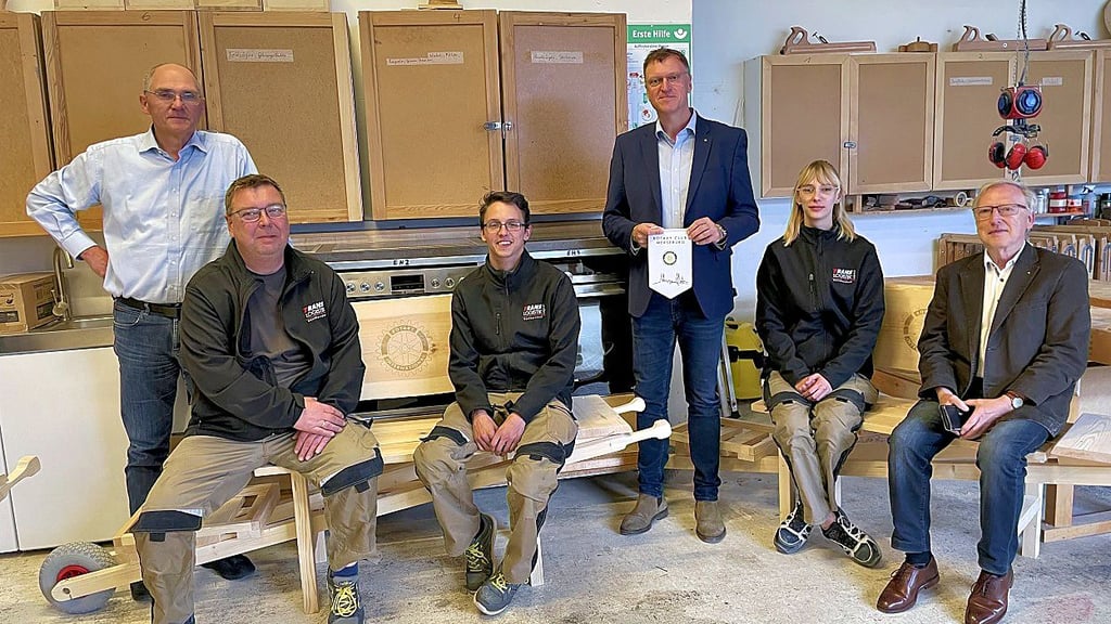 Jens Börner, Geschäftsführer Translogistik, Marco Schulz, Ausbildungskoordinator Translogistik, Azubis Johannes Hebenstreit, Matthias Schulze, Präsident rotary Merseburg, Azubis Anne Herrmann und Volkmar Strutz von den Rotariern (v.l.) präsentieren die Bänke.