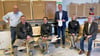 Jens Börner, Geschäftsführer Translogistik, Marco Schulz, Ausbildungskoordinator Translogistik, Azubis Johannes Hebenstreit, Matthias Schulze, Präsident rotary Merseburg, Azubis Anne Herrmann  und Volkmar Strutz von den Rotariern (v.l.)  präsentieren die Bänke.