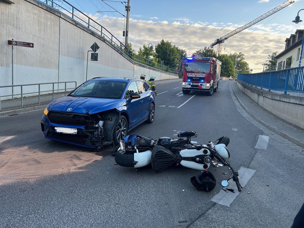 Ein Unfall legte den Verkehr an der Brücke der Einheit in Bad Kösen lahm.