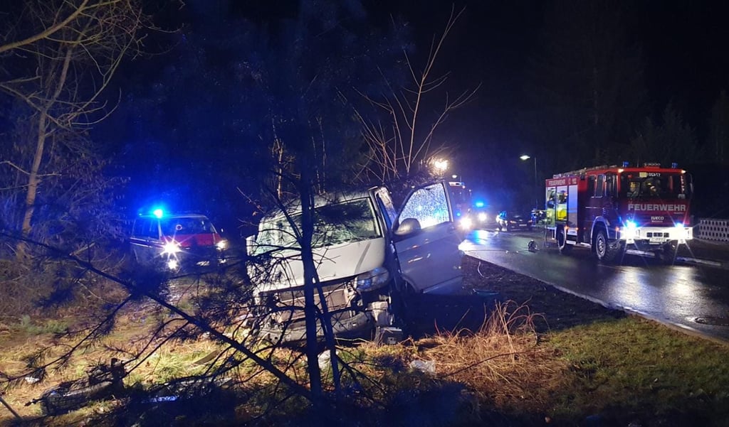 In Derben, Höhe Ortsausgang Ferchland, ereignete sich ein schwerer Verkehrsunfall, bei dem eine Person massiv eingeklemmt wurde. Foto: Steve Flügge