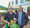   Eckbert Raschdorf (l.) und Christian Lehmann-Raschdorf feiern mit ihren Gästen den 31. und gleichzeitig den 30. Geburtstag ihrer Kneipe  „Schlawiner“, die sie gemeinsam mit Ronny Lehmann betreiben. 