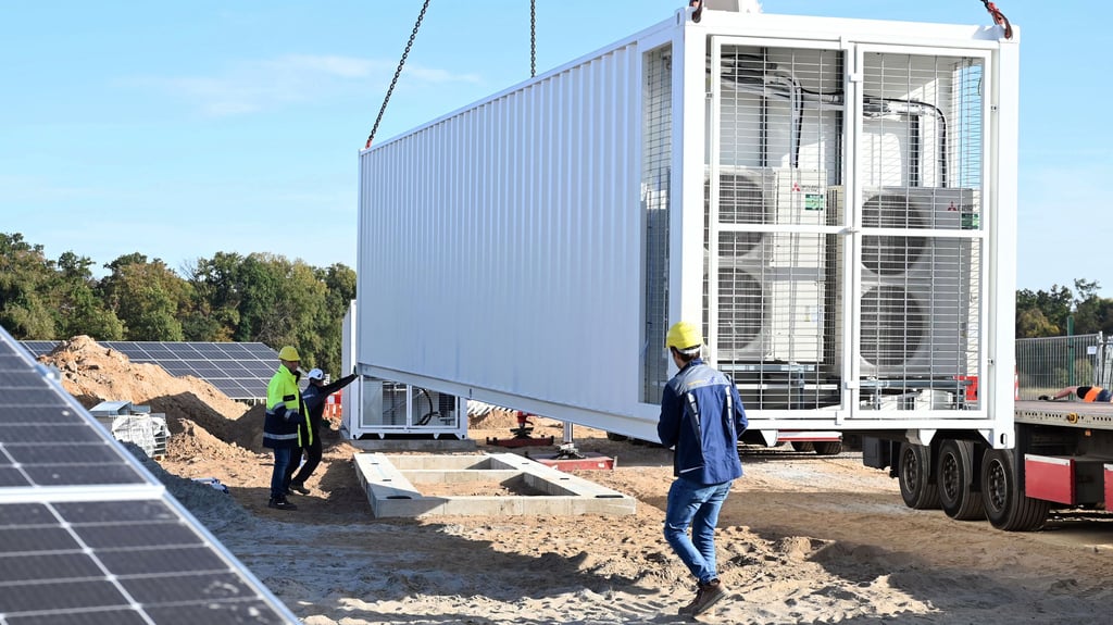 Die Batteriespeicher für das deutsche Speicher-Großprojekt in Wolmirstedt in der Börde sollen in Form von Containern aufgestellt werden. Noch immer gibt es Bedenken wegen der Sicherheit.