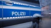 Mann befriedigt sich mit heruntergelassener Hose am Bahnhof in Merseburg.&nbsp;
