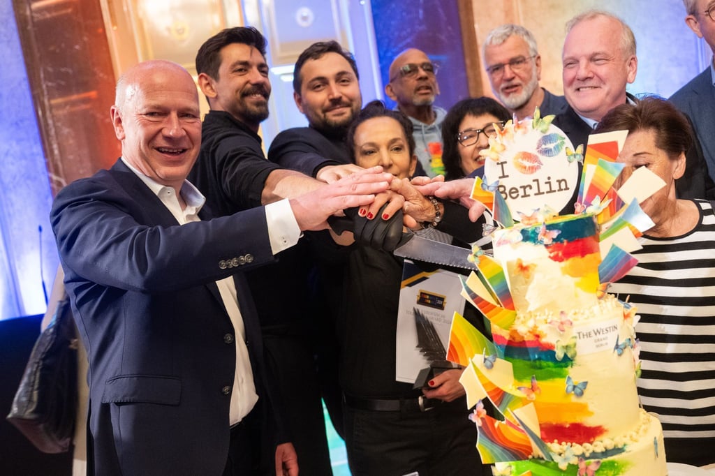 Die Regenbogentorte serviert die Initiative Maneo jedes Jahr im Mai. Kai Wegner (CDU, links) hat sie dieses Mal angeschnitten.