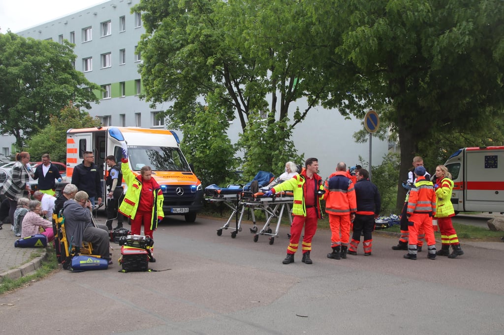 Brand auf der Silberhöhe in Halle: Rettungskräfte versorgten die Hausbewohner.