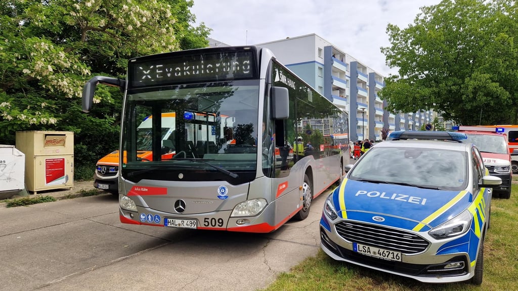 Ein Bus zur Evakuierung der Hausbewohner wurde angefordert.