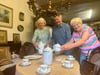 Im Badersleber Museum wird neu eingedeckt: Inge Schütt, Hans-Otto Krüger und Karin Birkholz bereiten den Saisonstart vor.