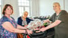 Die Zerbster Tafelleiterin Ute van Tulden (r.) reicht Bärbel Brentrop eine der Lebensmittelkisten. Wie Viola Bensch (M.) kommt sie regelmäßig zur Tafel. Dass nun deren Schließung droht, bereitet beiden  Sorge.