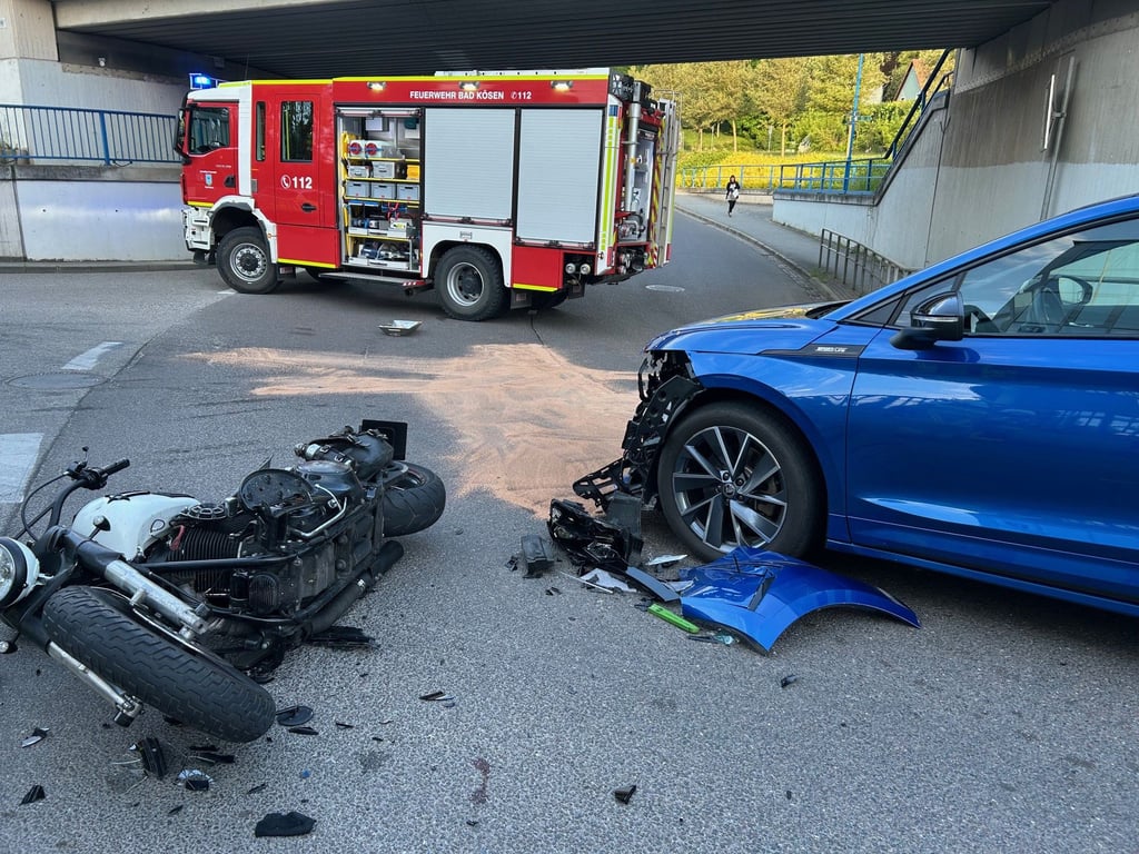 Ein heftiger Crash legte den Verkehr in Bad Kösen lahm.