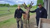 Christian Sander und sein Sohn Til mit Hirsch Wilhelm im Wildgatter Benneckenstein.