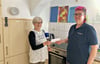 Martina Morawe (l.) übergibt an Diana Sölle vom Heimatverein einen kleinen Zuschuss von den Senioren für das Küchenprojekt. 