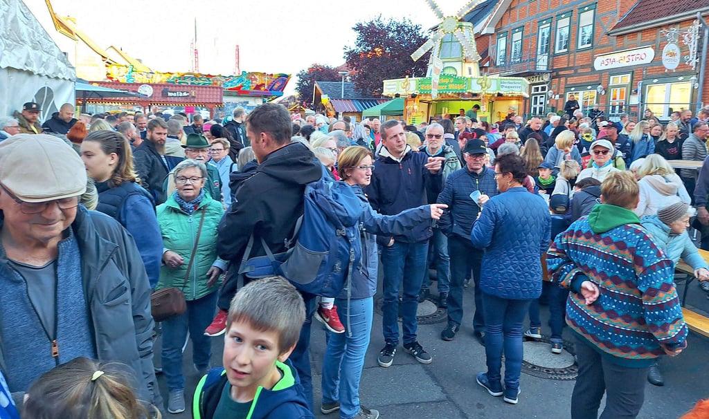 Zahlreiche Besucher kommen jedes Jahr zum Klötzer Martinimarkt. Die Händler mussen erstmals eine Pauschalgebühr zahlen.