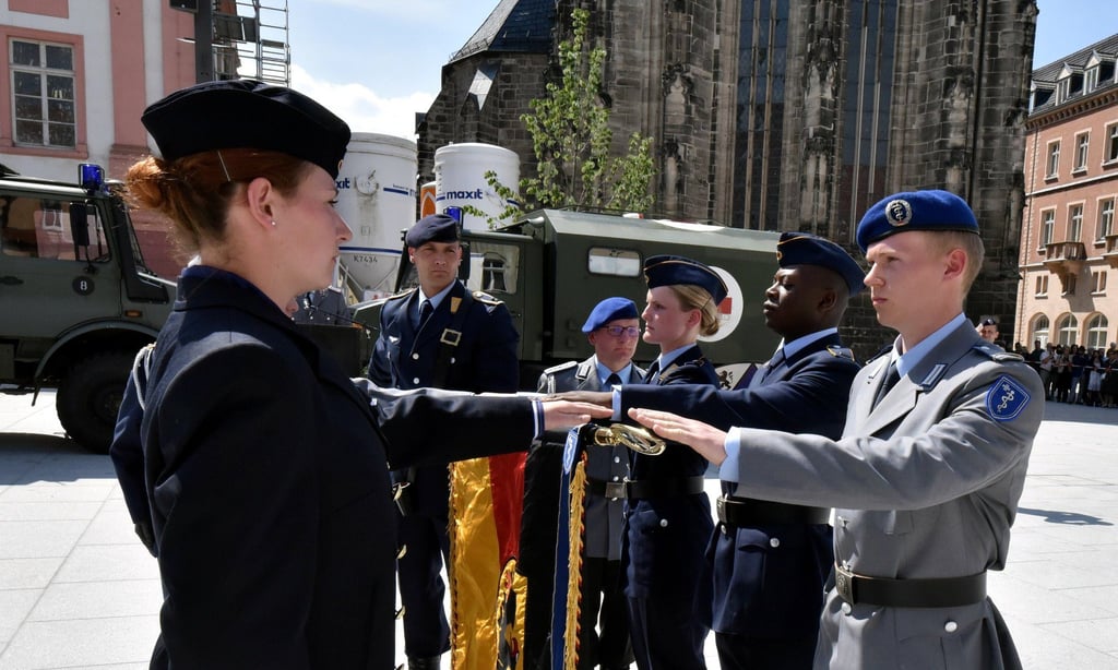 Feierliches Gelöbnis und Vereidigung von Bundeswehrsoldaten auf dem Markt in Weißenfels. Wird in Deutschland ein freiwilliger Wehrdienst eingeführt?