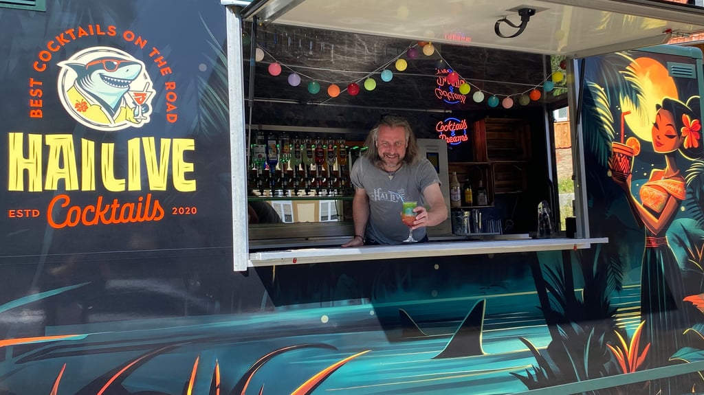 Der Wernigeröder Maik Sawade hat sich eine Cocktail-Bar auf vier Rädern geschaffen.