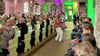 Immer mit Kontakt zum Publikum: Der US-Sänger Trevor Jackson sang am Donnerstag in der Nicolaikirche Coswig einen Hit nach dem anderen. 