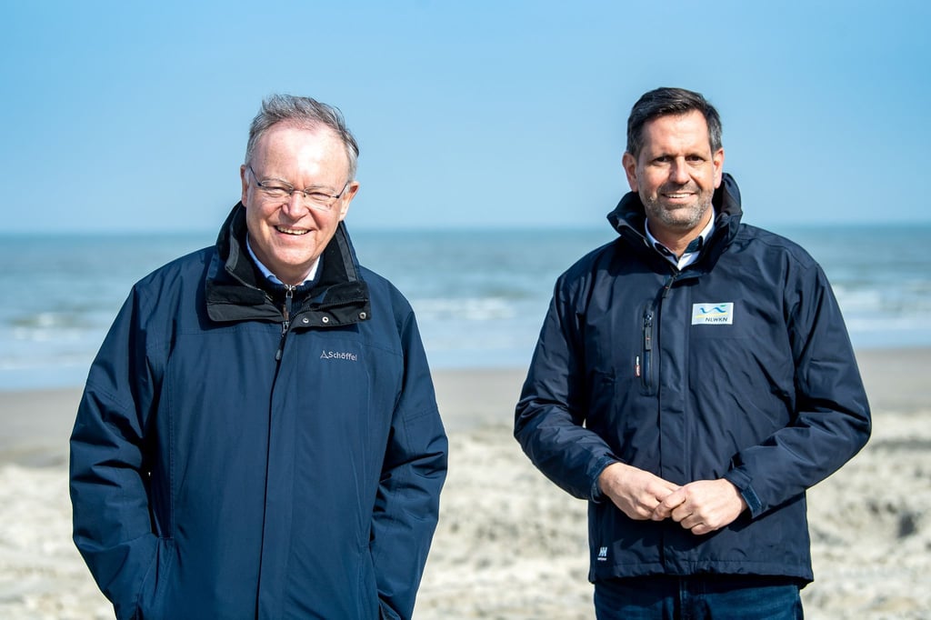 Olaf Lies (rechts) soll Stephan Weil als niedersächsischer Ministerpräsident beerben. (Archivbild)
