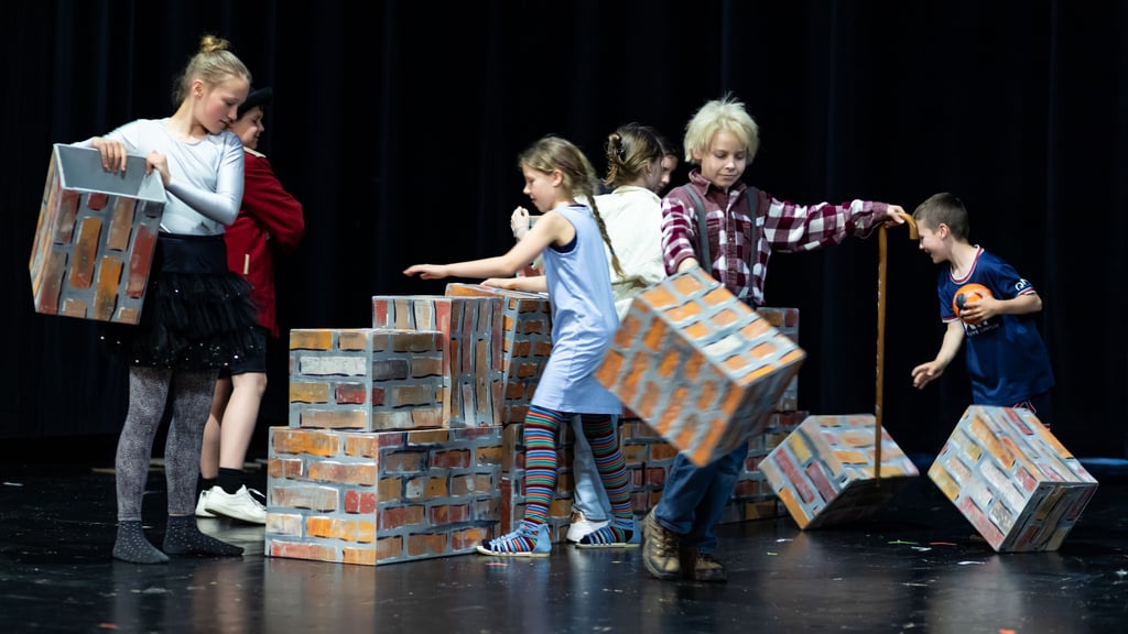 In „Hier kommt keiner durch!“ des Kinderclubs „Shushu“ geht es um eine Mauer, die ein Obergeneral mitten in einer Stadt bauen lässt.