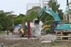 Die Fußgängerbrücke am Petriförder ist gefallen. Am Freitagvormittag, 16. Mai, standen nur noch die tragenden Säulen.