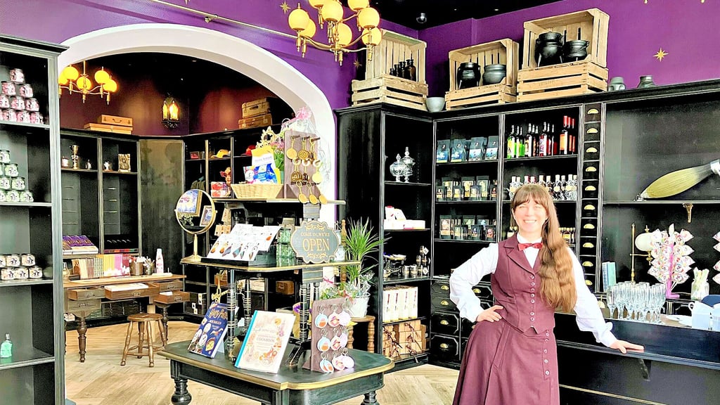 Inhaberin Almut Hartung öffnet den Geschenk- und Souvenirladen „Magieventura“.