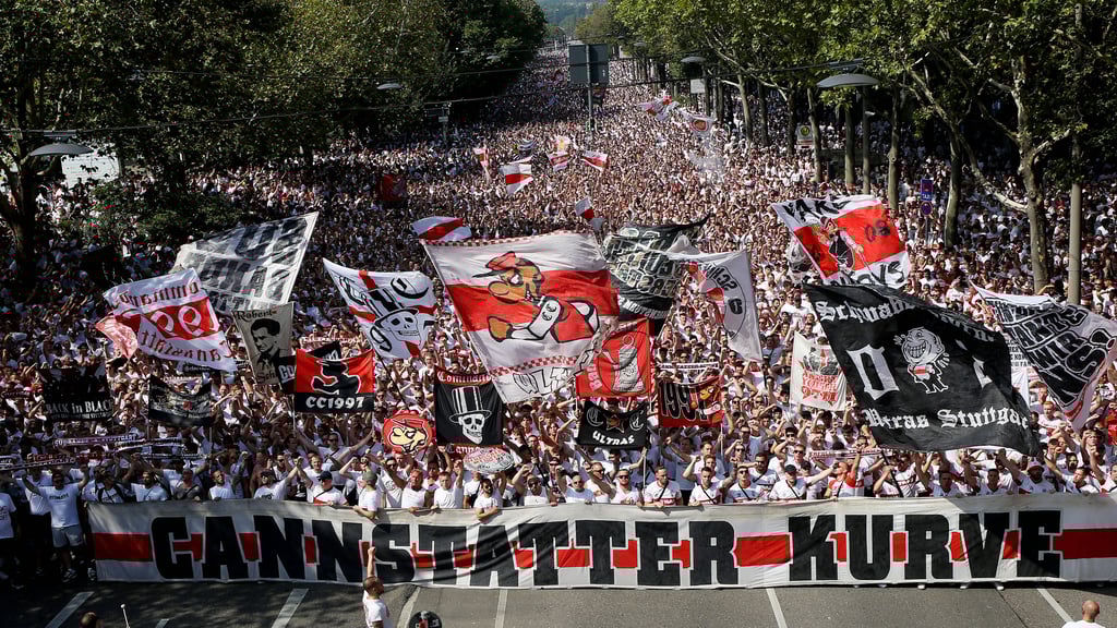 Karawane der Cannstatter Kurve bei einem Heimspiel 2024.
