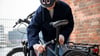 Anschluss gesucht - und gefunden: Wer sein Fahrrad an festen Objekten anschließt, macht es Dieben deutlich schwerer.