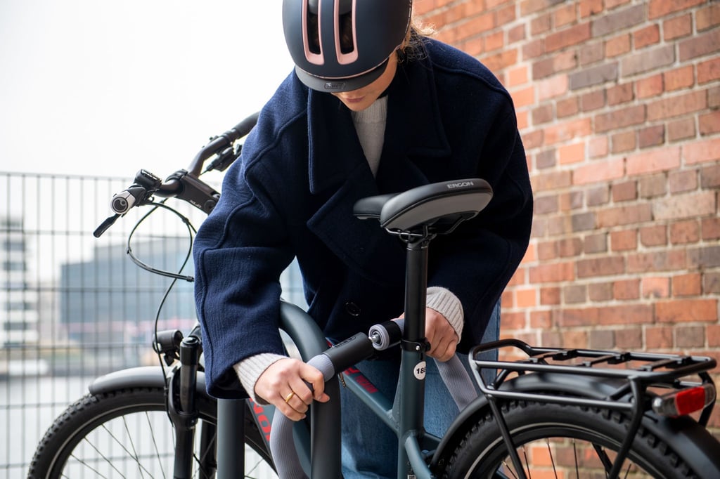 Anschluss gesucht - und gefunden: Wer sein Fahrrad an festen Objekten anschließt, macht es Dieben deutlich schwerer.