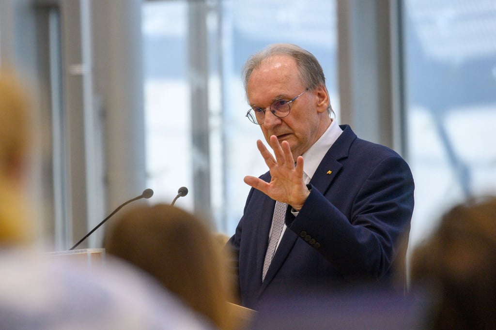 Sachsen-Anhalts Ministerpräsident Reiner Haseloff (CDU) sieht in einem Verbotsverfahren der AfD nicht den richtigen Weg. (Archivbild)