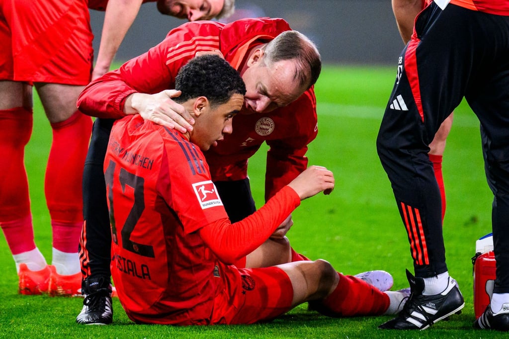Jamal Musiala bei seiner Verletzung in Augsburg.