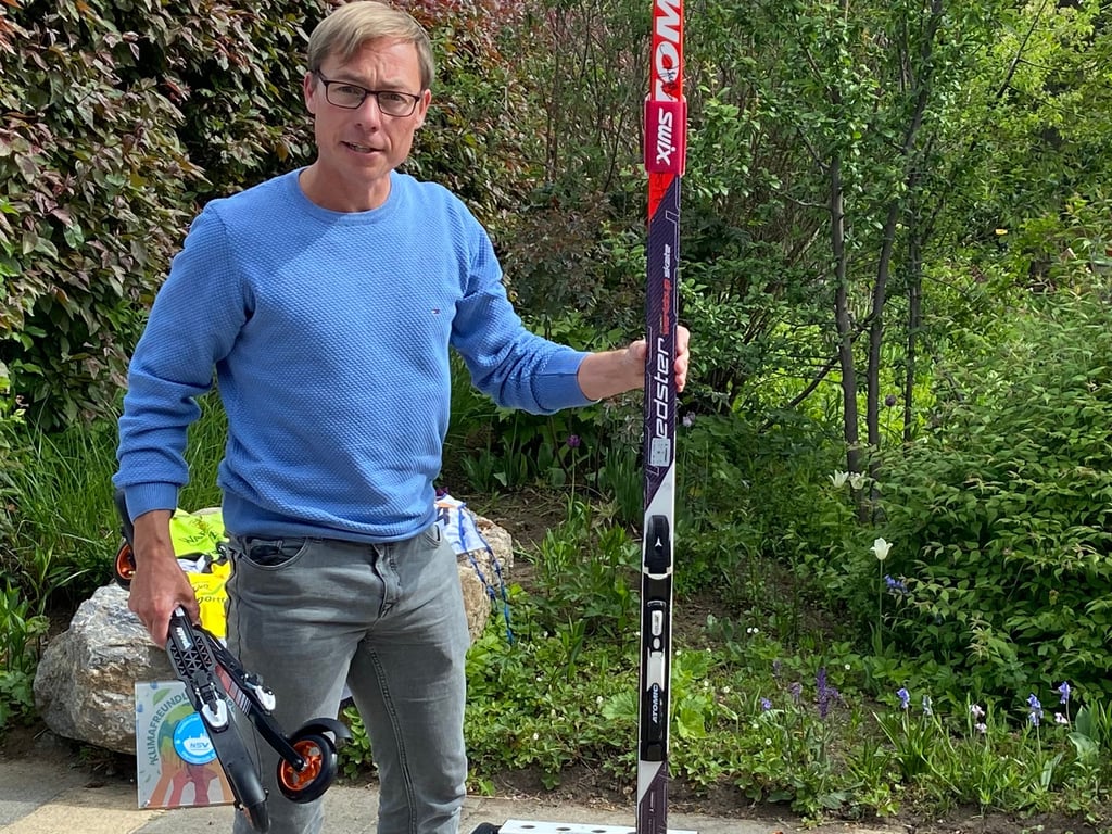 Thomas Hedderich vom Skiverband Sachsen-Anhalt erklärt die Vorteile von Rollerskiern.