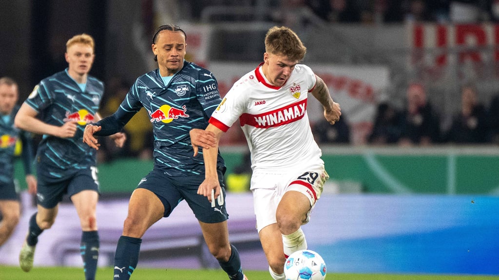 Xavi Simons im Zweikampf beim Spiel gegen den VfB Stuttgart.