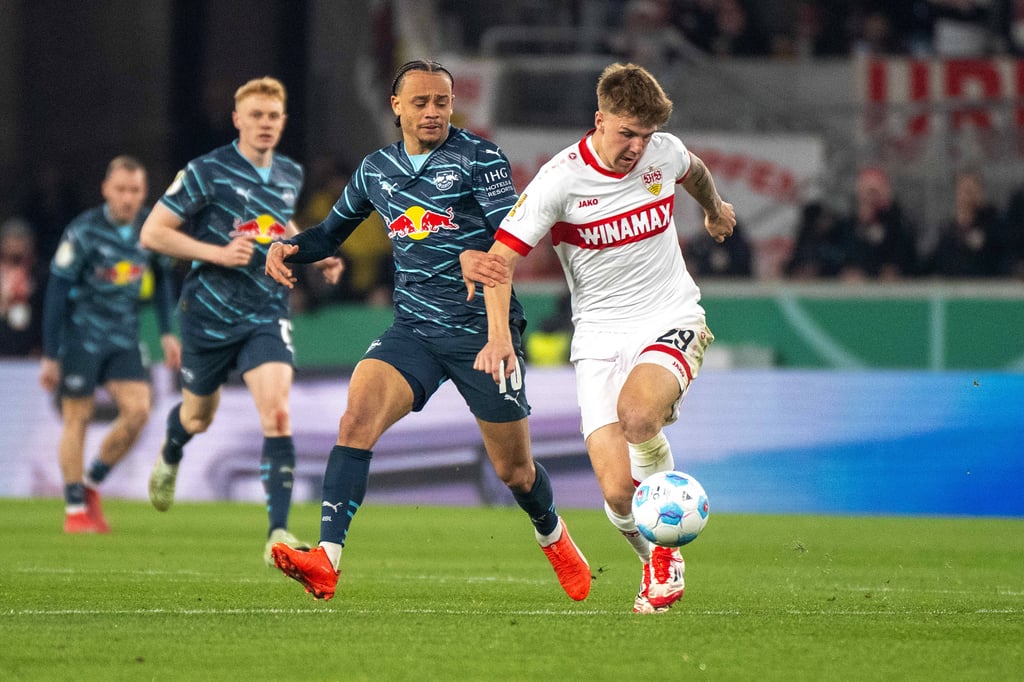 Xavi Simons im Zweikampf beim Spiel gegen den VfB Stuttgart.