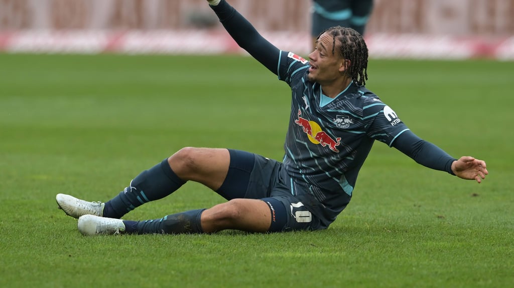 Xavi Simons beschwert sich nach einem Foul.